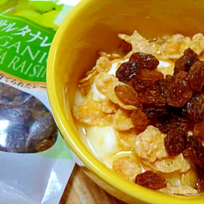 朝食にレーズン入りヨーグルトコーンフレーク レシピ 作り方 By デラみーやん 楽天レシピ